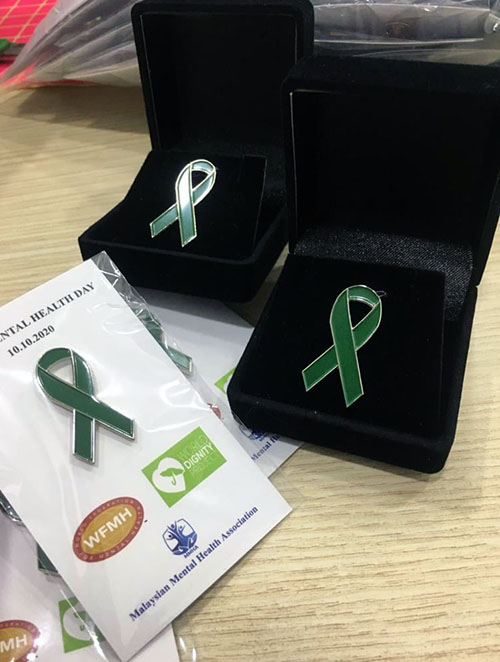 Green Ribbon Pin